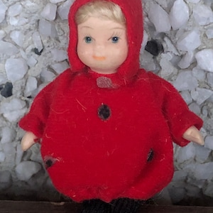 Muñeca de porcelana pequeña vintage con disfraz de mariquita