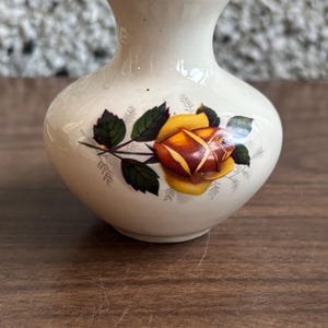 vintage Sadler bloemenvaas met roos erop