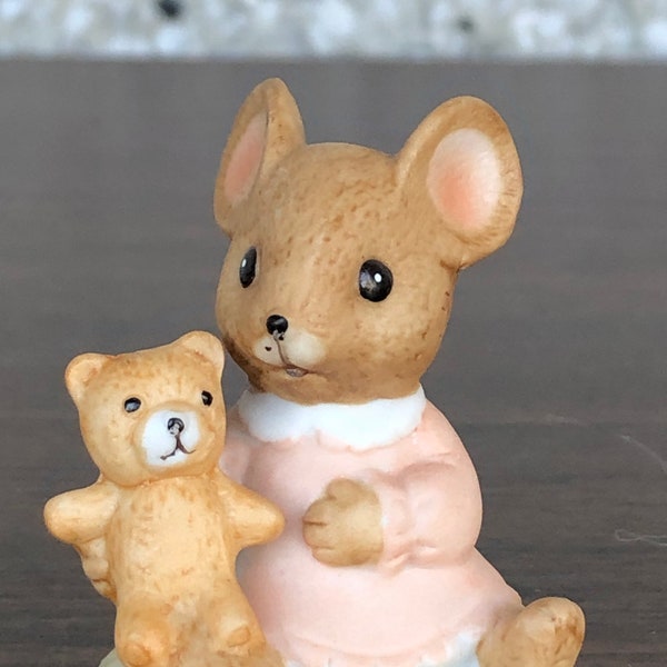 1983 enesco Maus hält Teddybär