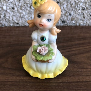 Bambina bionda vintage in ceramica realizzata in Giappone con gemma verde