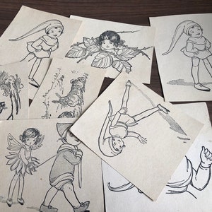 Può includere: Un set di otto illustrazioni in bianco e nero su carta color crema che raffigurano bambini con cappelli a punta e altri personaggi fantastici. Le illustrazioni sono stampate su cartoncino e sono pronte per essere colorate.
