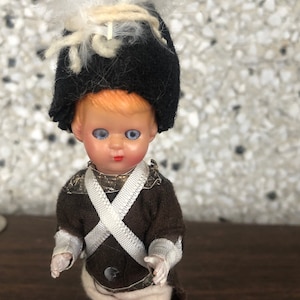 Muñeca vintage de soldado de plástico pequeño