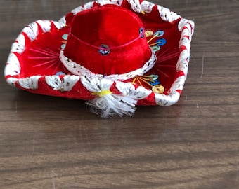 Mini mexikanischer Sombrero aus rotem Samt