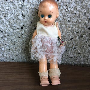 Gehende Vintage Hartplastik Mädchen Puppe- made in Hong Kong