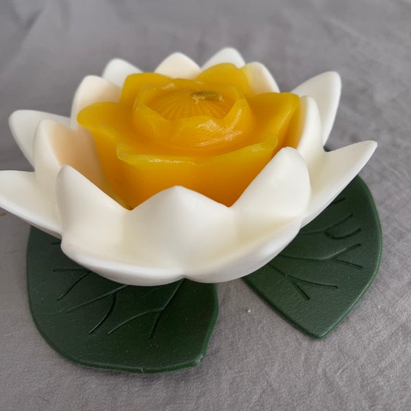 Avon vintage flowered water lily pad candle