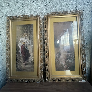 以下が含まれることがあります： 複雑な彫刻が施された金色の装飾的なフレームが2つ。絵画は、自然の中にいる女性を描いたヴィンテージの芸術作品です。