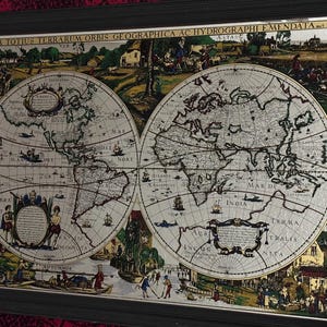 Peut inclure: Carte du monde ancienne encadrée, avec une cartographie détaillée. La carte est divisée en deux hémisphères, avec des illustrations de navires, de personnages et de paysages. Le cadre est noir, et la carte a une bordure dorée.