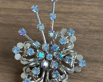 Broche Vintage Années 50 - Fleur En Strass Bleu Et Blanc Irisés