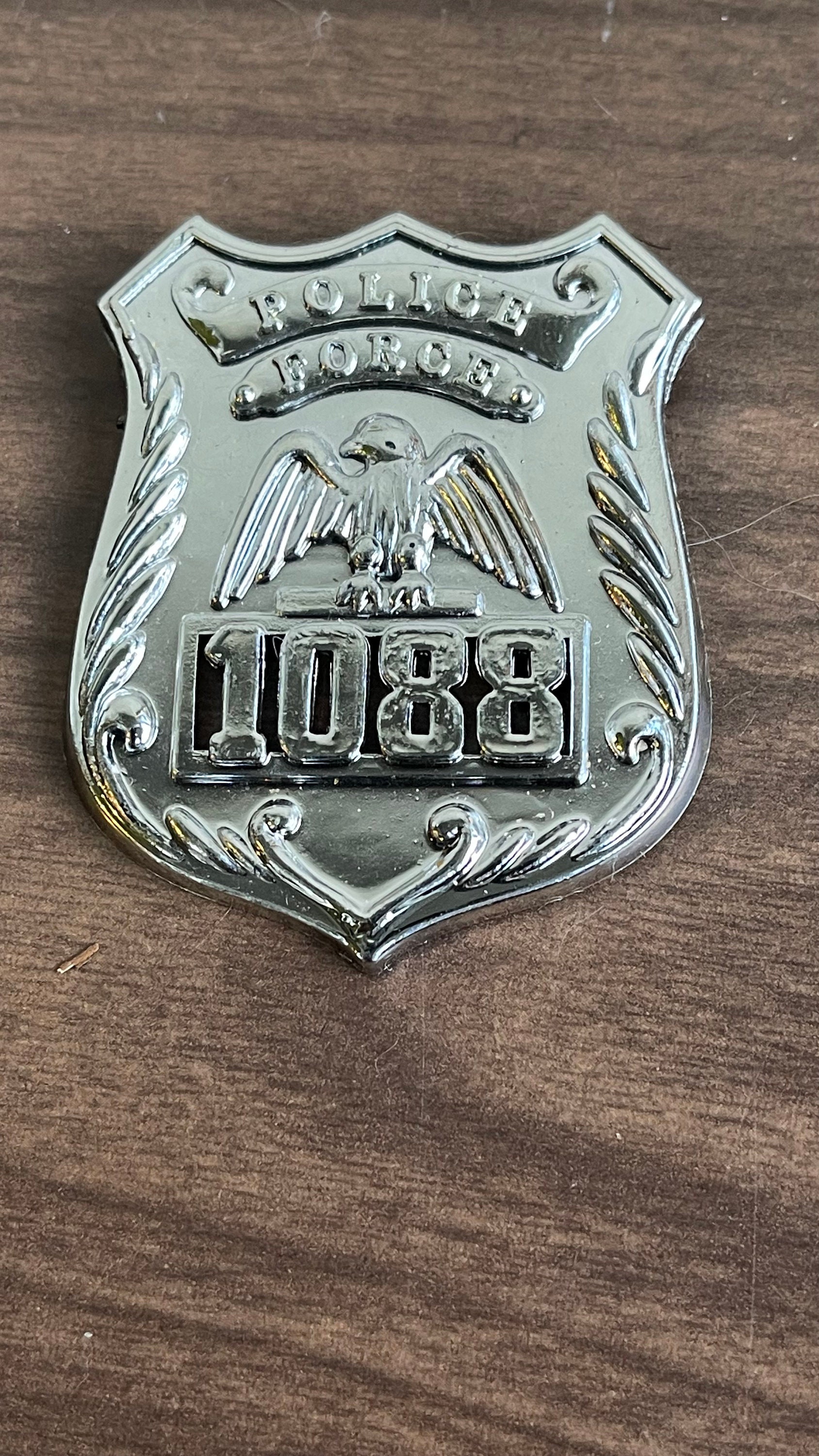 Badge et pistolet de police argentés en plastique
