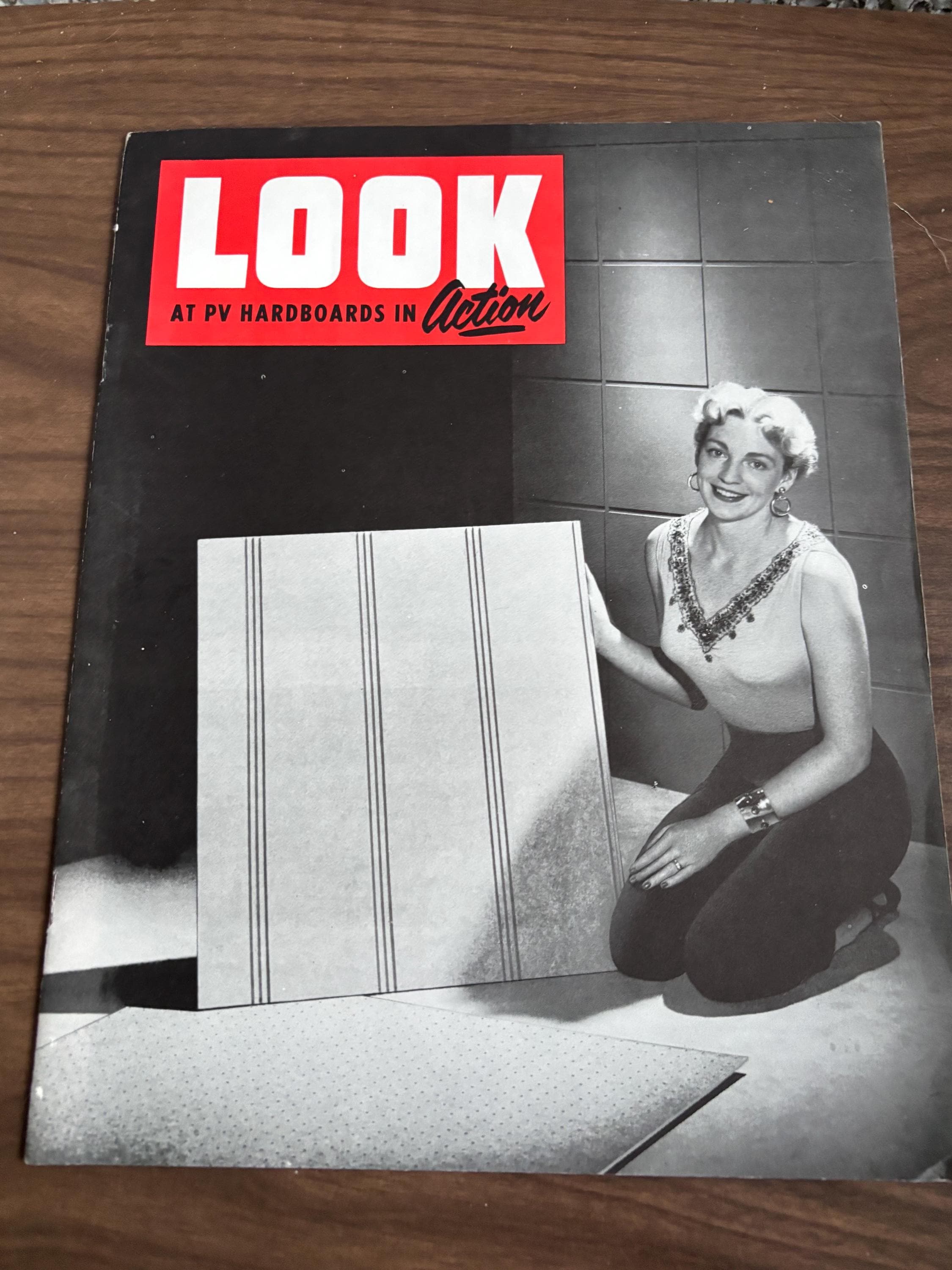 Volantino pubblicitario vintage del 1958 in legno massello fotovoltaico