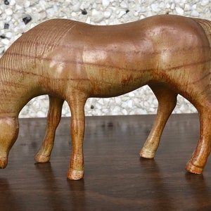 Figura de caballo de imitación de madera: decoración de resina plástica