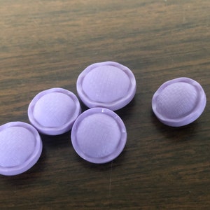 5 vintage lilac buttons