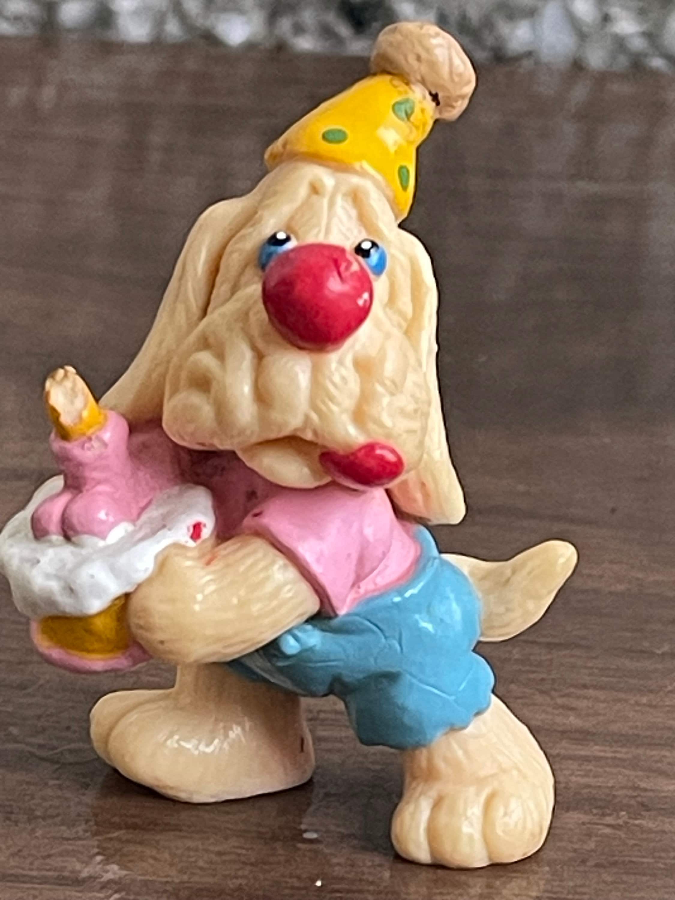 1980年代のしわしわ犬の置物と誕生日ケーキ - Etsy 日本