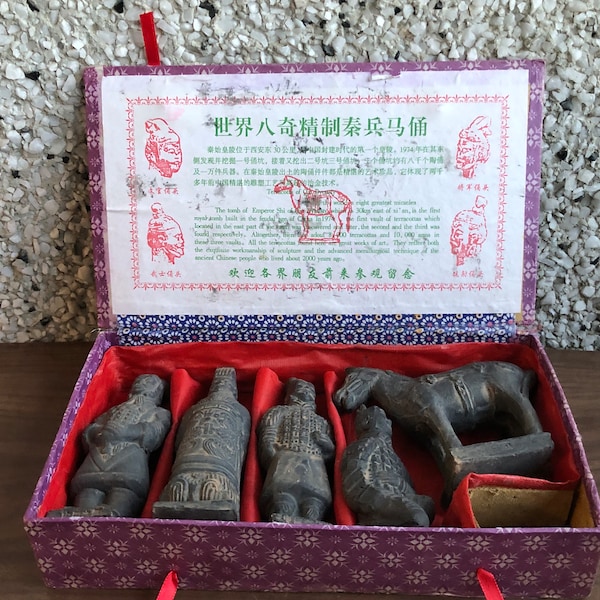 Boîte de figurines de guerriers chinois en terre cuite vintage