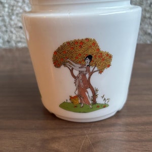 Tarro de leche vintage con figuras de estilo art déco.