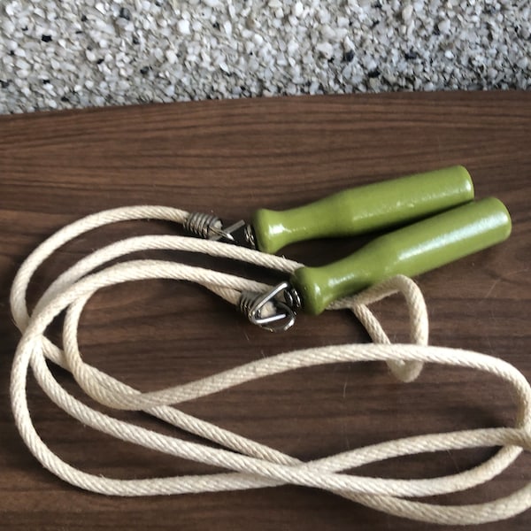 vintage avocado green handle skipping rope