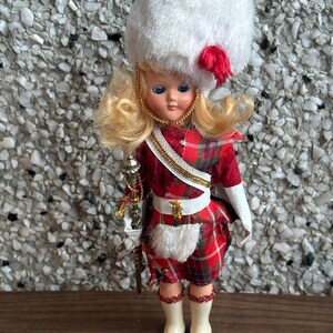 Muñeca vintage británica de la guardia rubia