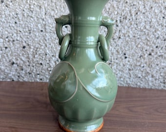 Jarrón antiguo de Longquan estilo celadón con asa de anillo fijo – Urna de cerámica verde esmeralda de estilo chinoiserie de mediados a finales del siglo XX
