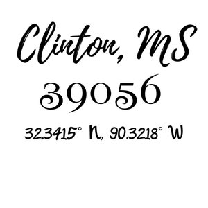 Może przedstawiać: Czarno-biały tekst na białym tle. Tekst brzmi "Clinton, MS 39056 32.3415° N, 90.3218° W".