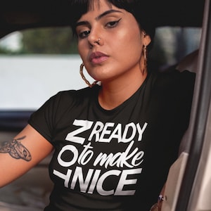 Puede incluir: Una camiseta negra con texto blanco que dice "Z ready to make nice".