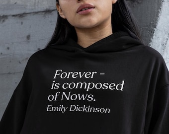 Könnte beinhalten: Schwarzer Kapuzenpullover mit dem Zitat "Forever - is composed of Nows. Emily Dickinson" in weiß auf der Vorderseite.