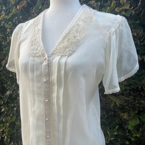Vintage 70s Jessica McClintock Blouse, Beige Light Top with Lace Collar and Pearl Buttons, Size Small/Medium