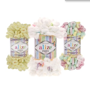 以下が含まれることがあります： 黄色、白、ピンクと緑のAlize Puffy Color糸の3玉。糸は柔らかく、編みやすく、素早く編めます。