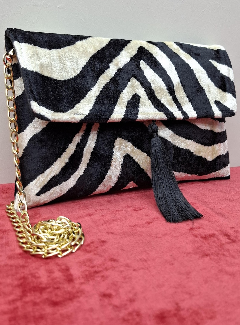 Bolso de mano de terciopelo con estampado de cebra, borla y cadena dorada, bolso de lana, bolso boho, bolso de cebra imagen 4