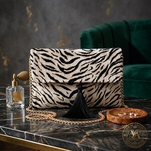 Kuvertväska i sammet, zebramönster, guldkedja, garnväska, tigermodell bild 6