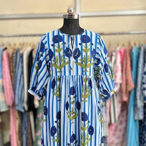 Blauw gestreepte bloemenjurk • Katoenen midi-katoen met handblokprint • Boho zomertuniek met strikband • Indiase ambachtelijke kleding • Zachte vakantiekleding