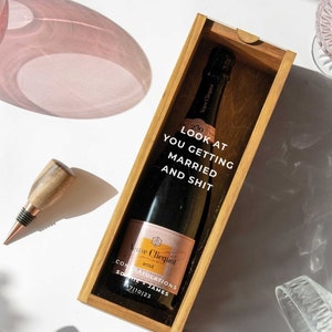Bruids douchecadeau, gepersonaliseerd cadeau voor bruid, verlovingscadeau, aangepast huwelijkscadeau paar, kijk hoe je gaat trouwen en shit, wijnkist
