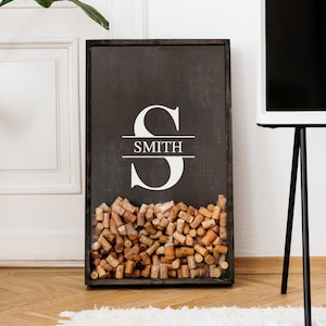 Wijnkurkhouder, familiemonogramcadeau, aangepaste achternaam huiscadeau, gepersonaliseerd bord voor familie, zwart houten decor, vitrine schaduwdoos