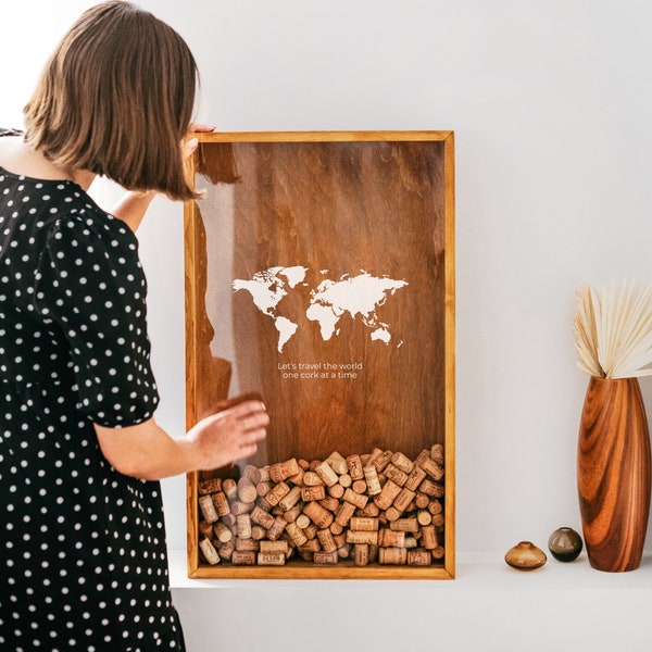 Regalo de vino de cumpleaños para ella y para él, soporte de corcho de vino personalizado, arte del corcho de vino, regalo personalizado para amantes de los viajes, signo del mapa del mundo, caja de sombras de madera