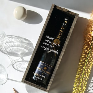 Aangepaste verlovingsflesdoos, gepersonaliseerd verlovingscadeau, aangepaste champagnedoos, gegraveerde houten wijnkist, aangepast verlovingscadeau