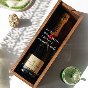 Bruiloftflesdoos, aangepaste champagnedoos, gepersonaliseerd huwelijkscadeau, aangepast bruidspaar aanwezig, houten wijnkist, past goed bij