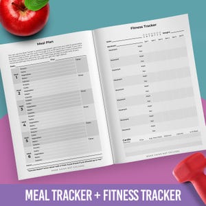Może przedstawiać: Czarno-biały, drukowany dziennik śledzenia posiłków i ćwiczeń z tekstem "Meal Tracker + Fitness Tracker" na dole. Dziennik zawiera sekcje do śledzenia posiłków, treningów i ćwiczeń cardio.