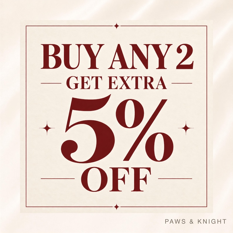 Puede incluir: Un gr&aacute;fico cuadrado con fondo crema y borde rojo oscuro. El texto dice: BUY ANY 2 GET EXTRA 5% OFF. Hay peque&ntilde;os iconos de estrellas de cuatro puntas en los lados. El texto PAWS & KNIGHT aparece en la esquina inferior derecha.