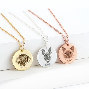 Puede incluir: Tres collares con colgantes circulares en tonos oro, plata y oro rosa. Cada colgante presenta un retrato de mascota grabado con l&aacute;ser y un nombre: Bella, Cody y Splodge. Los collares tienen cadenas met&aacute;licas a juego.