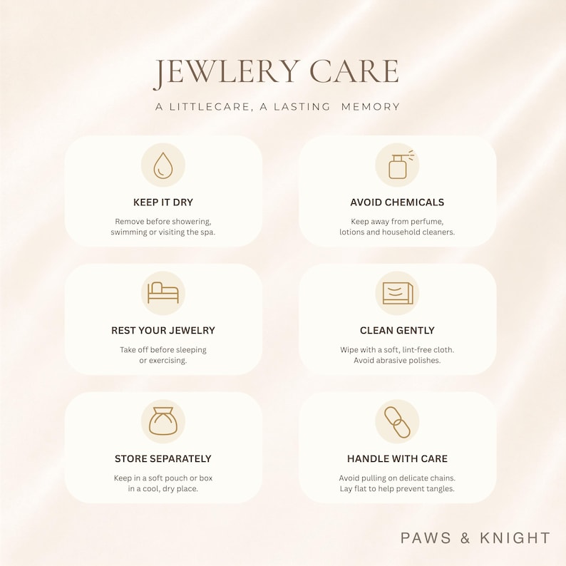 Puede incluir: Una tarjeta de instrucciones para el cuidado de joyas con el t&iacute;tulo JEWLERY CARE y el subt&iacute;tulo A LITTLECARE, A LASTING MEMORY. Incluye seis iconos y secciones de texto: KEEP IT DRY, AVOID CHEMICALS, REST YOUR JEWELRY, CLEAN GENTLY, STORE SEPARATELY y HANDLE WITH CARE. PAWS & KNIGHT aparece en la parte inferior.