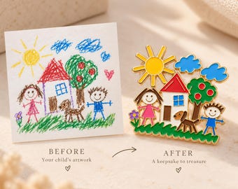 Könnte beinhalten: Ein quadratisches Papier mit einer bunten Buntstiftzeichnung von Sonne, Haus, Baum, Hund und zwei Personen neben einer passenden goldfarbenen Emaille-Anstecknadel. Die Anstecknadel bildet die Zeichnung mit leuchtenden gelben, roten, blauen und grünen Farben nach.