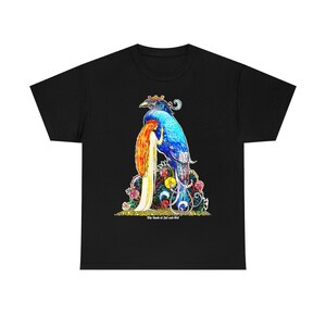 Puede incluir: Camiseta negra con una ilustración colorida de un pájaro azul con corona y una mujer con el pelo largo y rojo. El texto "The Book of Art and Craft" está impreso debajo de la ilustración.
