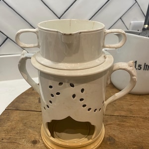 Spätes Regency oder frühes viktorianisches Creamware Stövchen. Keine Herstellermarke.