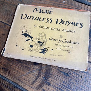 Libro de tapa dura de primera edición vintage titulado More Ruthless Rhymes for heartless homes de Harry Graham ilustrado por Ridgewell.
