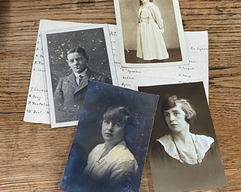 Quatre photos et cartes postales anciennes. Portraits des années 20.