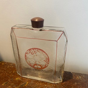 Beautiful acid etched vintage scent bottle. The etching in this is fantastic. Really needs to be seen to be appreciated.