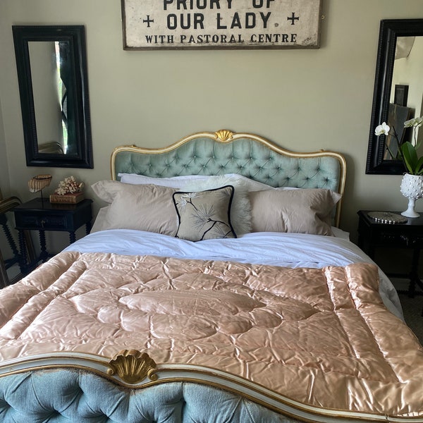 Beautiful vintage eiderdown, lovely and plump. Lovely sateen/satin material. Peach in colour.