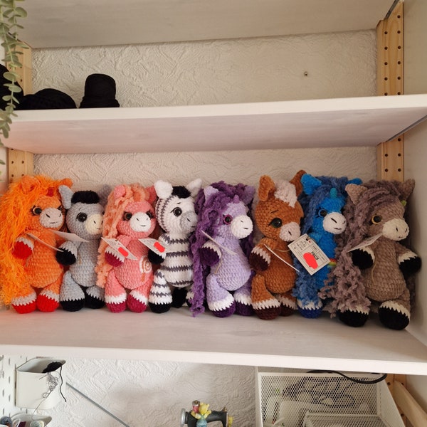 Kuscheltiere aus Kuschelwolle handgefertigte personalisierte individuelle Geschenke Handarbeit gehäkelt Pony Pferd Esel Einhorn