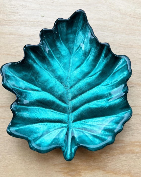 RARE vintage leaf-shaped trinket dish