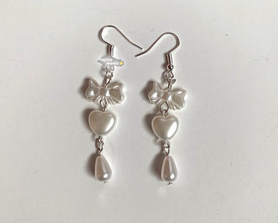 heart pearl bow earrings, white pearl earrings, coquette earrings, fairycore earrings, gardencore, cottagecore, coquette jewelry lana, white heart pearl bow earrings, white pearl earrings, coquette earrings, fairycore earrings, gardencore, cottagecore, coquette jewelry lana, white