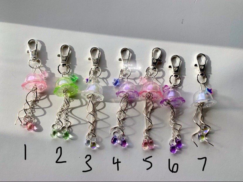 ビーズクリスタルクラゲキーホルダー：虹色のY2Kチャーム - Etsy 日本